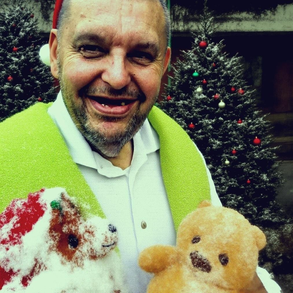 Kadr z nagrania wideo przedstawiający Krzysztofa Kononowicza w charakterystycznej pozie, oddający estetykę Uniwersum Szkolna 17.