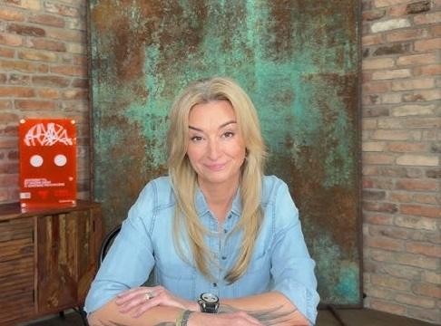 Martyna Wojciechowska w podróży, symbolizująca jej pasję do odkrywania świata i zaangażowanie w pomoc innym.