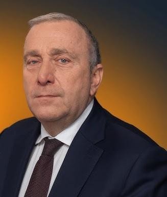 Grzegorz Schetyna podczas wystąpienia publicznego, ujęcie z bliska, podkreślające jego determinację.