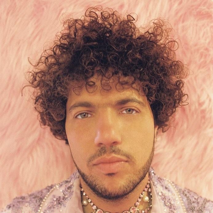 Benny Blanco skupiony przy konsoli mikserskiej w studiu nagraniowym.