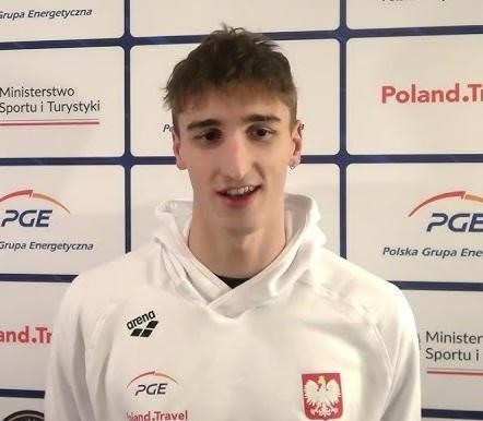 Rodzina Ksawerego Masiuka: rodzice, siostra i brat, w domowym otoczeniu, uśmiechnięci i wspierający, z subtelnymi akcentami sportowymi w tle.