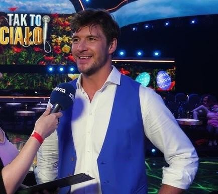 Mikołaj Roznerski na planie filmowym, w trakcie pracy aktorskiej.