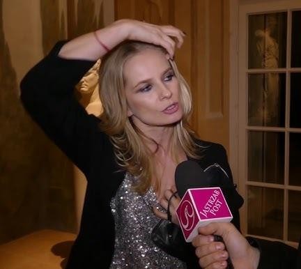 Magdalena Cielecka podczas próby teatralnej lub na planie filmowym, ukazująca jej skupienie i zaangażowanie w pracę.