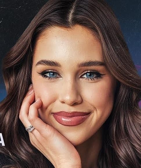 Maria Jeleniewska aktywnie korzystająca ze smartfona, z widoczną aplikacją TikTok lub Instagram, symbolizująca jej zaangażowanie w mediach społecznościowych.