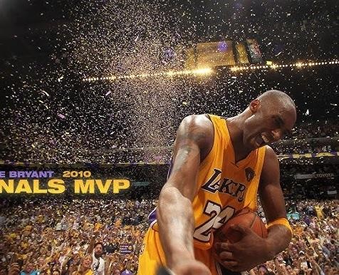 Kobe Bryant wykonujący rzut z odchylenia (fadeaway) w meczu NBA, w stroju Los Angeles Lakers.