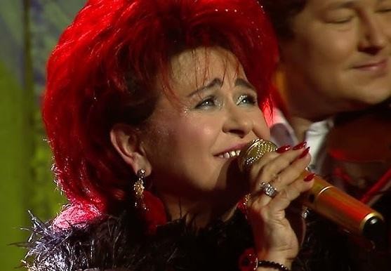 Bernadeta Kowalska podczas występu na scenie z zespołem 