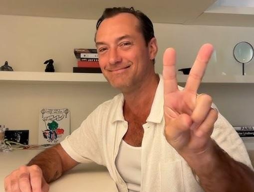 Jude Law w dynamicznej pozie, łączącej elementy jego ról z 