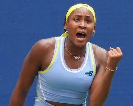 Coco Gauff w intensywnej akcji na korcie tenisowym, skupiona i zdeterminowana podczas meczu.
