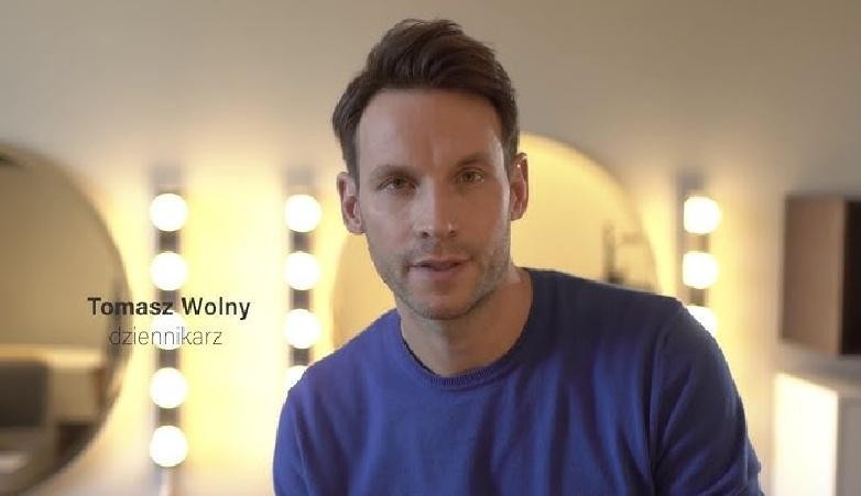 Tomasz Wolny z pasją uprawiający wybrane hobby: brazylijskie jiu-jitsu, koszykówka, kitesurfing lub jazda konna, ukazujący jego energię i zaangażowanie.