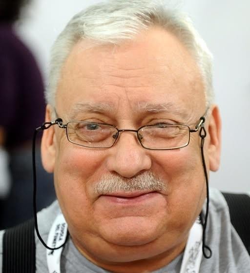 Ilustracja przedstawiająca połączenie światów Andrzeja Sapkowskiego: Geralta z Rivii z sagi o Wiedźminie oraz elementów z trylogii husyckiej.