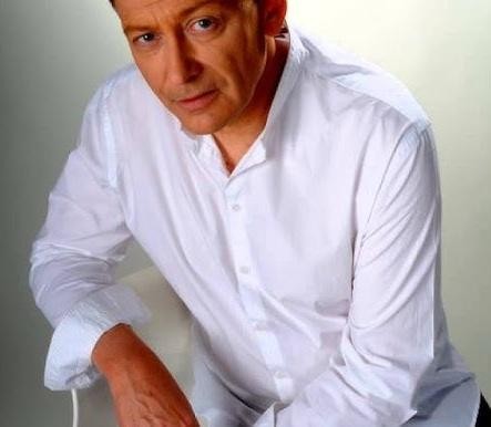 Jacek Borkowski w domowym zaciszu, gotujący lub spędzający czas z rodziną, podkreślający jego zaangażowanie w życie prywatne.