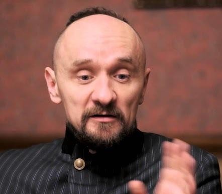 Ujęcie ruchliwej ulicy w Warszawie, symbolizujące miasto, w którym mieszka Jan Klata.