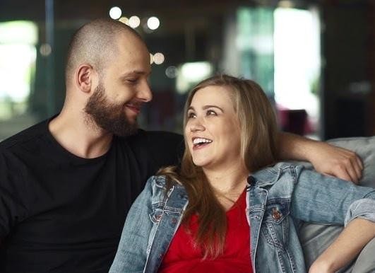 Maciej Pela z dwiema córkami, Emilią i Gabrysią, w domowym otoczeniu, scena rodzinnej czułości.
