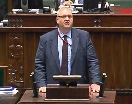 Alt: Bogdan Święczkowski w dynamicznej pozie, symbolizujący jego autorytarny styl zarządzania i silną obecność w polskim wymiarze sprawiedliwości.