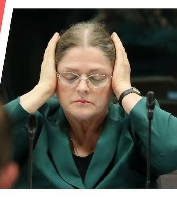 Karykatura Krystyny Pawłowicz w trakcie ożywionej debaty, z dymkami mowy zawierającymi jej charakterystyczne, mocne wypowiedzi.