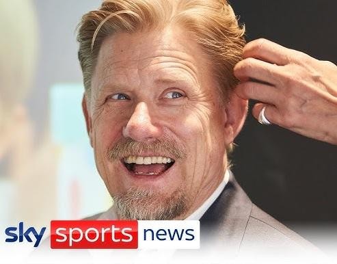 Peter Schmeichel z synem Kasprem, obaj uśmiechnięci w strojach piłkarskich, symbolizujący ich wspólną pasję i silne więzi rodzinne.