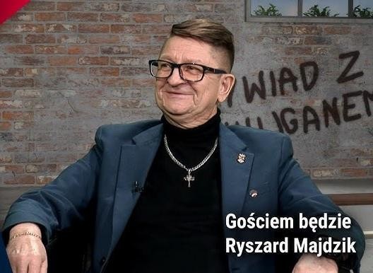 Czarno-białe zdjęcie przedstawiające stos podziemnych ulotek lub gazet, z niewyraźną postacią w tle, symbolizujące działalność kolporterską w czasach PRL.