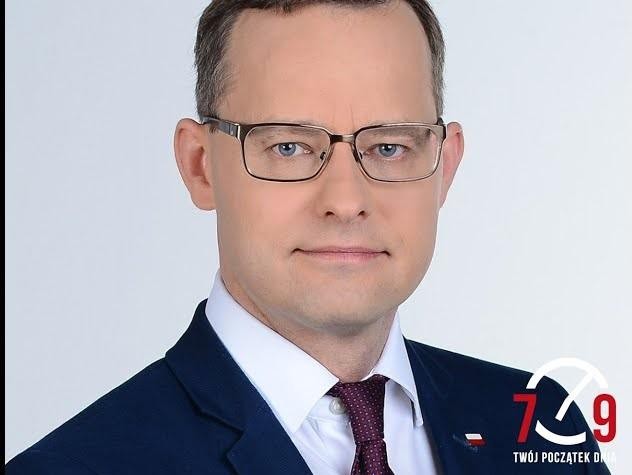 Marcin Romanowski, poseł i sekretarz stanu, w ujęciu portretowym, symbolizującym jego karierę polityczną i osiągnięcia w Ministerstwie Sprawiedliwości.