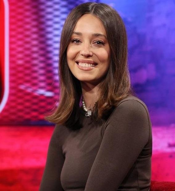 Izabella Krzan prowadząca program telewizyjny w dynamicznym ujęciu, pełna energii w studiu.