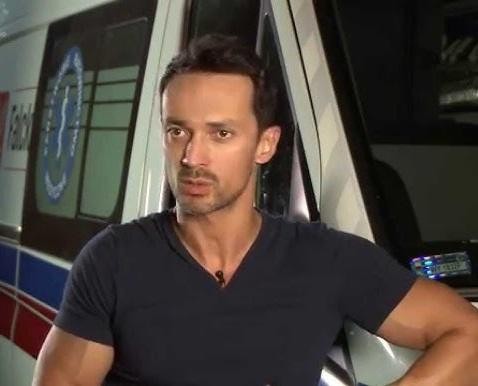 Rafał Cieszyński w otoczeniu rodziny, z żoną Alżbetą Lenska i dziećmi, w ciepłej, domowej atmosferze.
