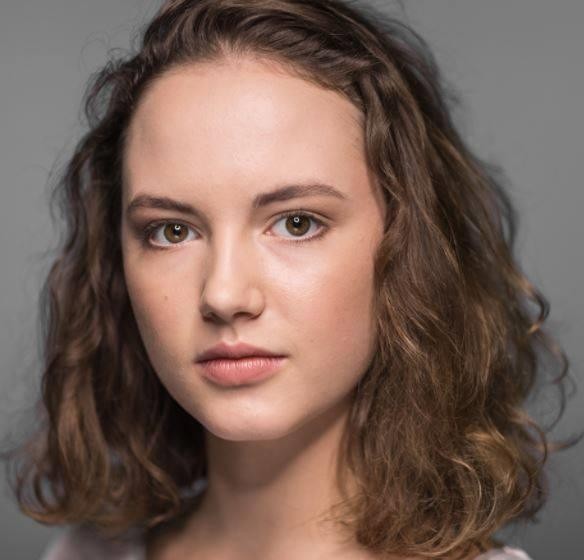 Martyna Byczkowska na planie filmowym, w otoczeniu sprzętu i ekipy, emanująca profesjonalizmem i pasją do aktorstwa.
