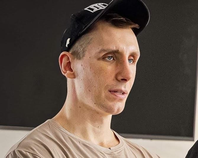 Zrzut ekranu profilu Owcy WK (@owcawk) na Instagramie, przedstawiający liczbę obserwujących (ponad 834,9 tys.) oraz miniatury postów związanych z treningami, motywacją i zdrowym trybem życia.