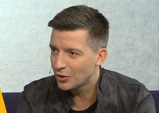 Michał Cessanis korzystający z Instagrama, prawdopodobnie podczas podróży, co odzwierciedla jego aktywność w mediach społecznościowych i pasję do dzielenia się doświadczeniami.