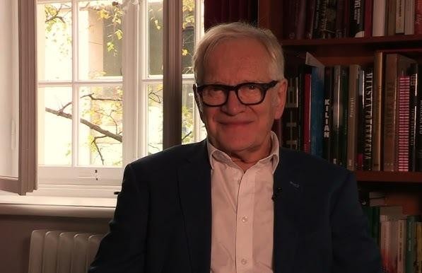 Andrzej Seweryn w charakteryzacji, przedstawiający intensywną emocję, w ujęciu z jednego ze swoich ikonicznych filmów.