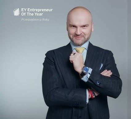 Rafał Brzoska podczas wystąpienia publicznego, symbolizującego jego rolę lidera i innowatora w biznesie.