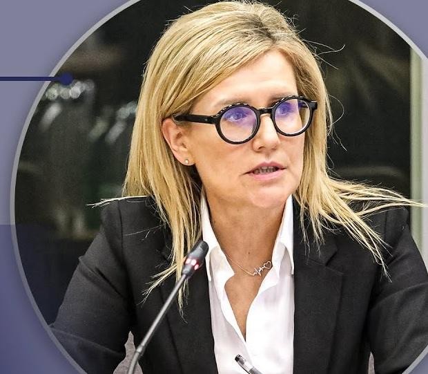 Wizerunek Ewy Wrzosek, polskiej prokurator, symbolizujący determinację i niezłomność w walce o praworządność.