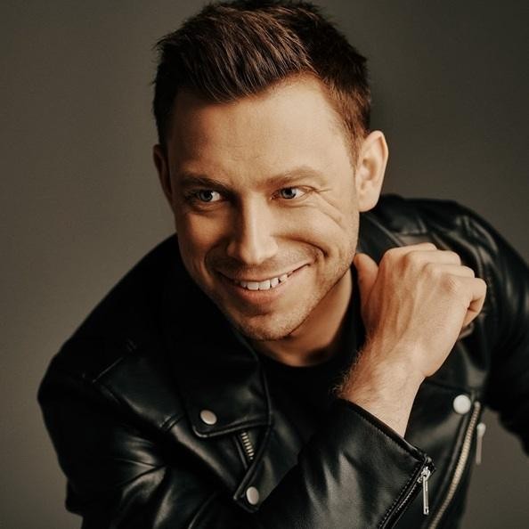 Paweł Jasionowski na scenie podczas koncertu zespołu Masters.