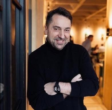 Marcin Miller, lider zespołu Boys, uśmiechnięty i pełen optymizmu, w portrecie ukazującym jego charyzmatyczną osobowość.