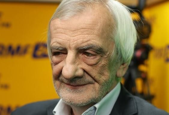 Ryszard Terlecki podczas wystąpienia publicznego, ukazujący jego zaangażowanie polityczne i charakterystyczne gesty.