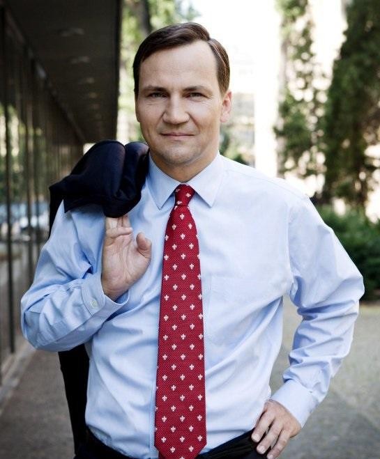 Radosław Sikorski podczas wystąpienia na konferencji międzynarodowej, symbolizującego jego aktywną rolę w dyplomacji.