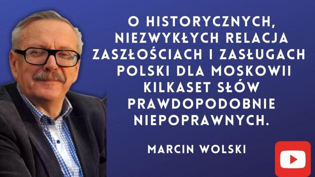 Grafika przedstawiająca mikrofon radiowy z elementami symbolizującymi twórczość Marcina Wolskiego: książki, telewizor z satyrą polityczną i mapa świata.