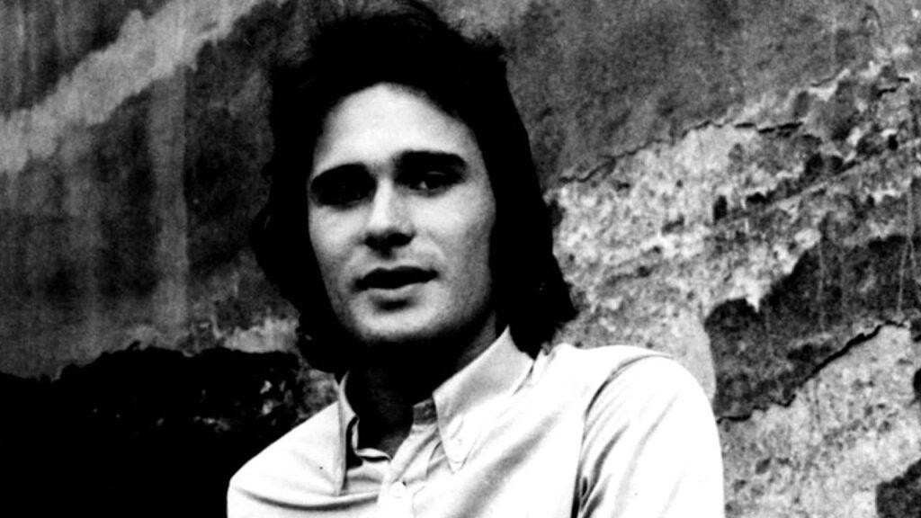 Jerzy Grunwald na scenie z zespołem En Face w latach 70., podczas koncertu folk-rockowego.