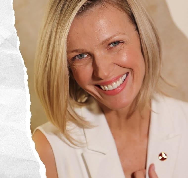 Magda Mołek na planie telewizyjnym, elegancko ubrana, przedstawiająca swoją charyzmę i profesjonalizm podczas pracy.