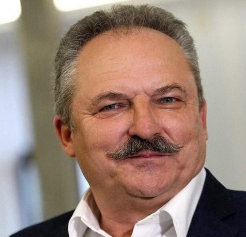 Marek Jakubiak z żoną Irminą Ochenkowską i synem, uśmiechnięci w rodzinnym ujęciu.