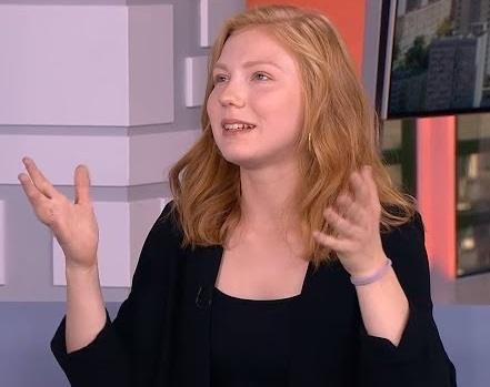 Edyta Torhan na scenie teatralnej, w dynamicznej pozie, pod dramatycznym oświetleniem, wyrażająca silne emocje.