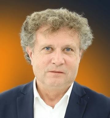 Młody Jacek Karnowski podczas aktywności politycznej lub społecznej w Gdańsku lub Sopocie.