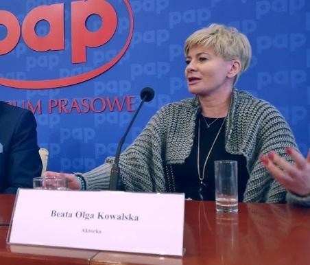 Beata Olga Kowalska za kulisami, uśmiechnięta, w naturalnej pozie.