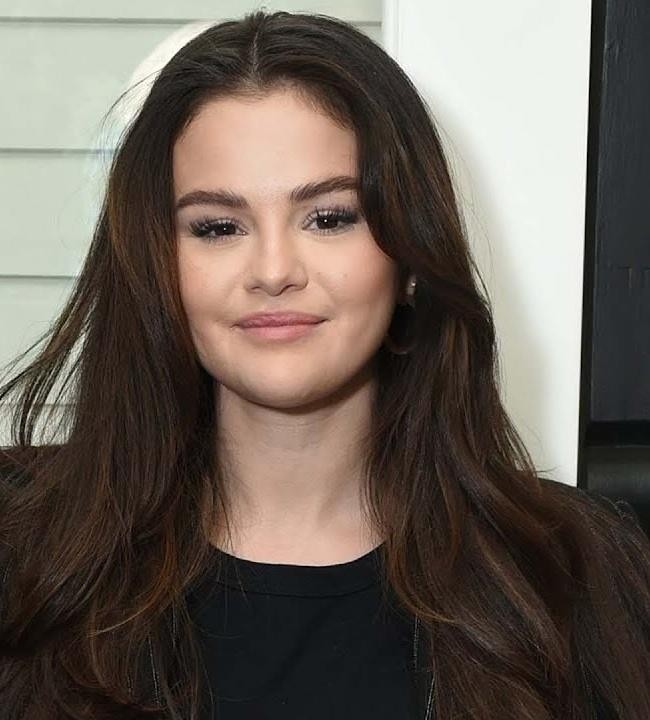 Kolaż zdjęć przedstawiający ewolucję kariery Seleny Gomez, od roli w serialu 