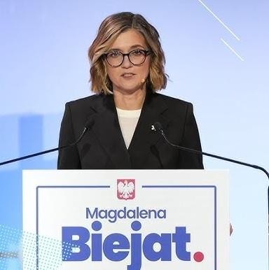Magdalena Biejat podczas wystąpienia publicznego, symbolizująca zaangażowanie w sprawy społeczne i rolę liderki Lewicy.