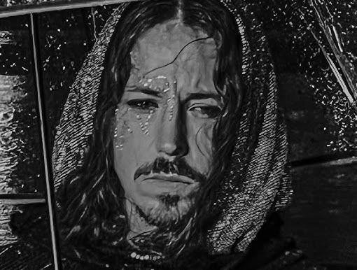 Michał Szpak występuje na scenie w Warszawie, z mikrofonem w ręku, w charakterystycznym stroju scenicznym.