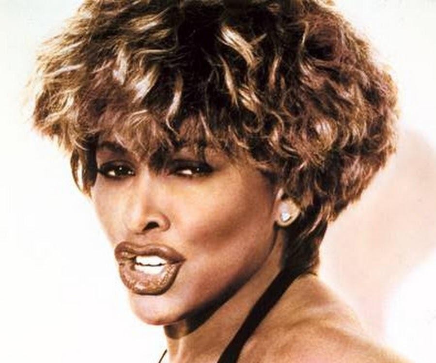 Tina Turner w późniejszym wieku, uśmiechnięta, na zbliżeniu, ukazująca jej charyzmę i spokój, z delikatnie rozmytym tłem.