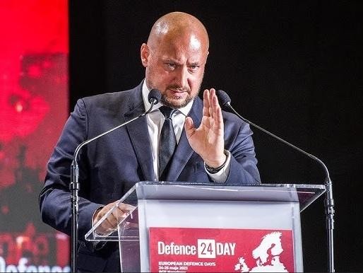 Jacek Zdzisław Siewiera podczas misji medycznej, w stroju medycznym lub wojskowym, aktywnie udzielający pomocy lub koordynujący działania w trudnych warunkach.